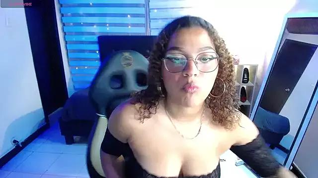 Discover our girls online shows and discover the company of countless livestreamers, with stunning shapes, sex toys and more.