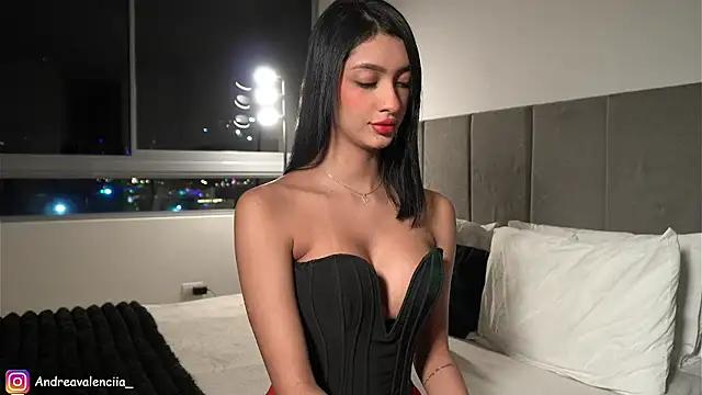 Discover our girls online shows and discover the company of countless livestreamers, with stunning shapes, sex toys and more.