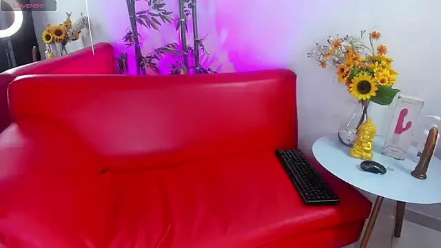 Discover our girls online shows and discover the company of countless livestreamers, with stunning shapes, sex toys and more.
