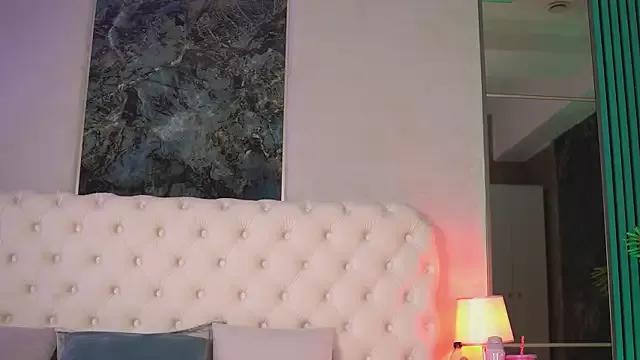 Discover our girls online shows and discover the company of countless livestreamers, with stunning shapes, sex toys and more.