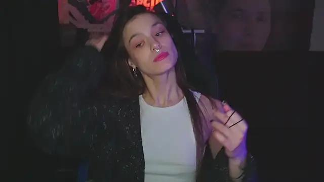 Discover our girls online shows and discover the company of countless livestreamers, with stunning shapes, sex toys and more.