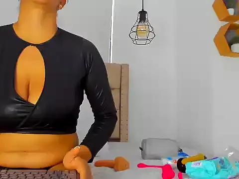 Discover our girls online shows and discover the company of countless livestreamers, with stunning shapes, sex toys and more.