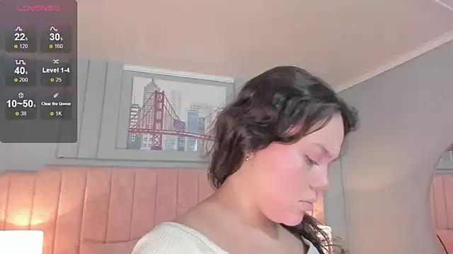 Discover our girls online shows and discover the company of countless livestreamers, with stunning shapes, sex toys and more.