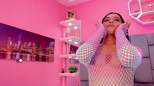 Discover our girls online shows and discover the company of countless livestreamers, with stunning shapes, sex toys and more.