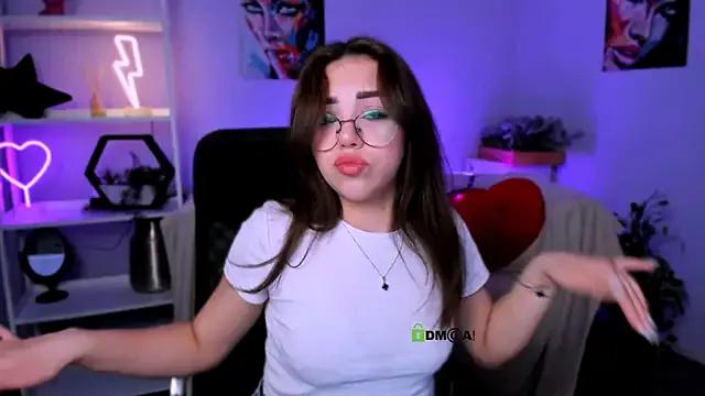 Discover our girls online shows and discover the company of countless livestreamers, with stunning shapes, sex toys and more.