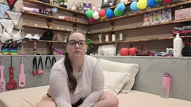 Discover our girls online shows and discover the company of countless livestreamers, with stunning shapes, sex toys and more.