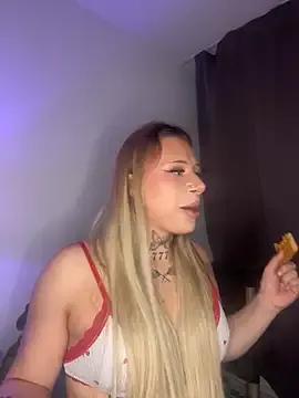 Discover our girls online shows and discover the company of countless livestreamers, with stunning shapes, sex toys and more.