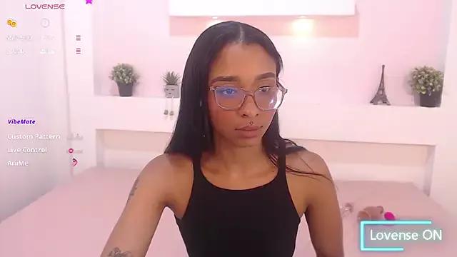 Discover our girls online shows and discover the company of countless livestreamers, with stunning shapes, sex toys and more.