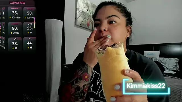 Discover our girls online shows and discover the company of countless livestreamers, with stunning shapes, sex toys and more.