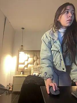 Discover our girls online shows and discover the company of countless livestreamers, with stunning shapes, sex toys and more.