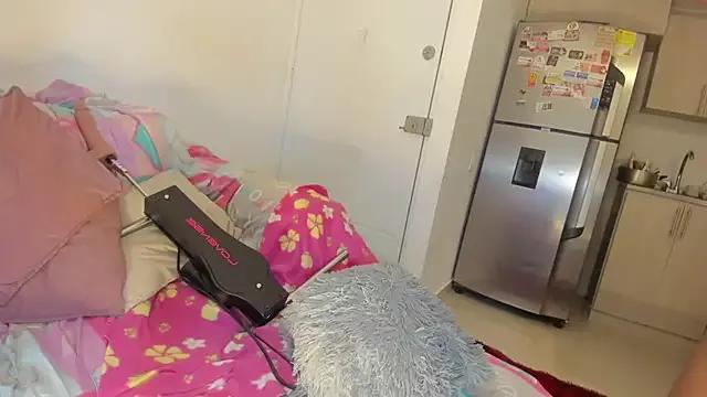 Discover our girls online shows and discover the company of countless livestreamers, with stunning shapes, sex toys and more.