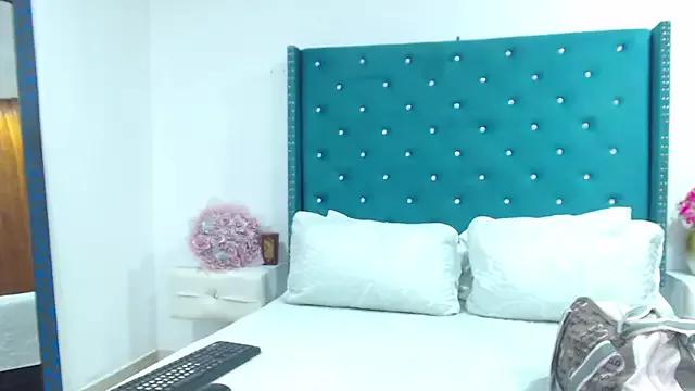 Discover our girls online shows and discover the company of countless livestreamers, with stunning shapes, sex toys and more.