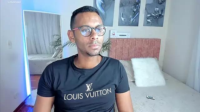 Discover our girls online shows and discover the company of countless livestreamers, with stunning shapes, sex toys and more.