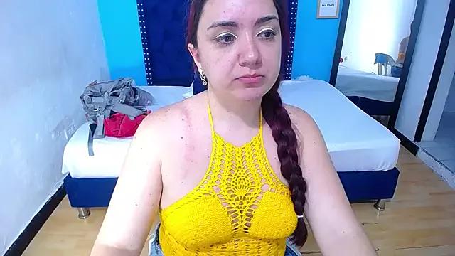 Discover our girls online shows and discover the company of countless livestreamers, with stunning shapes, sex toys and more.