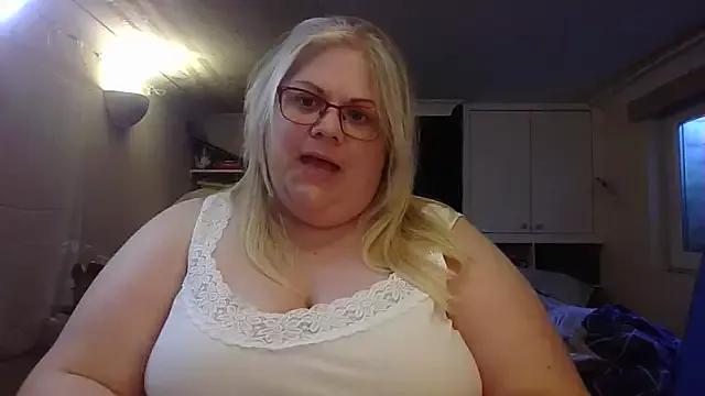 Kinkyhousewife83 from StripChat