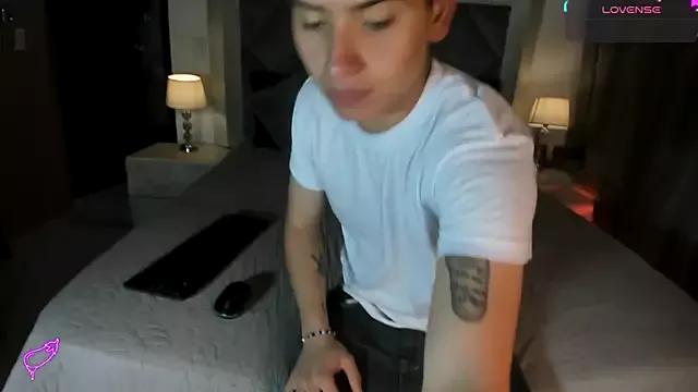 Discover our girls online shows and discover the company of countless livestreamers, with stunning shapes, sex toys and more.