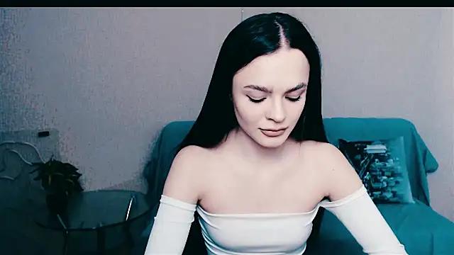 Discover our girls online shows and discover the company of countless livestreamers, with stunning shapes, sex toys and more.