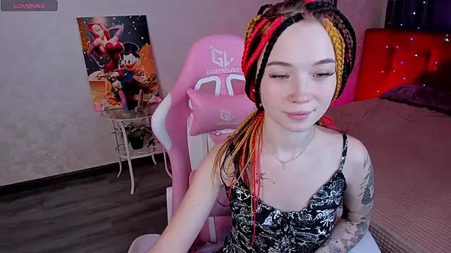Discover our girls online shows and discover the company of countless livestreamers, with stunning shapes, sex toys and more.