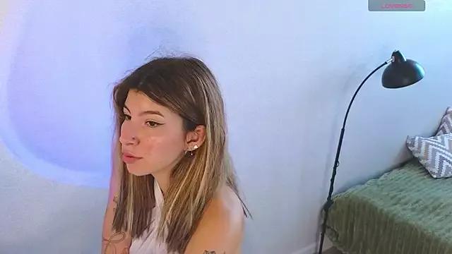 Discover our girls online shows and discover the company of countless livestreamers, with stunning shapes, sex toys and more.