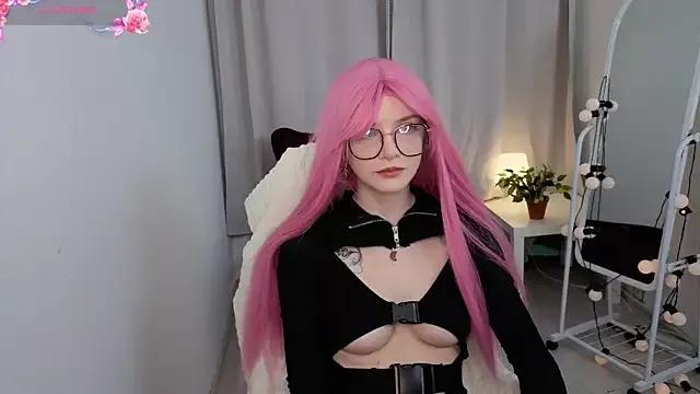 Discover our girls online shows and discover the company of countless livestreamers, with stunning shapes, sex toys and more.