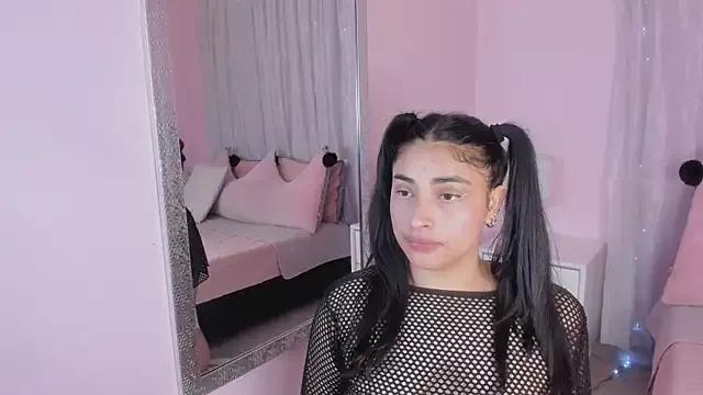 Discover our girls online shows and discover the company of countless livestreamers, with stunning shapes, sex toys and more.