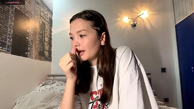 Discover our girls online shows and discover the company of countless livestreamers, with stunning shapes, sex toys and more.