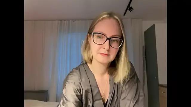 Discover our girls online shows and discover the company of countless livestreamers, with stunning shapes, sex toys and more.