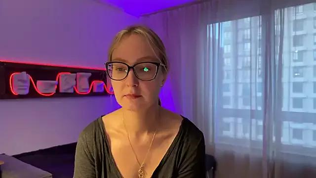 Discover our girls online shows and discover the company of countless livestreamers, with stunning shapes, sex toys and more.