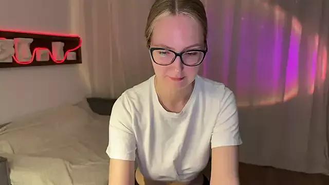 Discover our girls online shows and discover the company of countless livestreamers, with stunning shapes, sex toys and more.