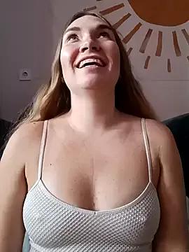 Discover our girls online shows and discover the company of countless livestreamers, with stunning shapes, sex toys and more.