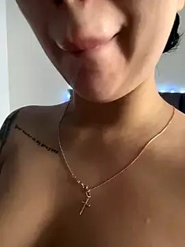 Discover our girls online shows and discover the company of countless livestreamers, with stunning shapes, sex toys and more.