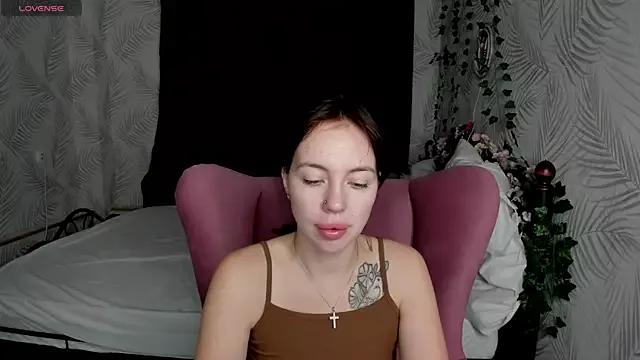 Discover our girls online shows and discover the company of countless livestreamers, with stunning shapes, sex toys and more.