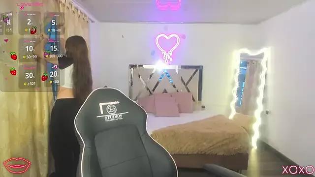 Discover our girls online shows and discover the company of countless livestreamers, with stunning shapes, sex toys and more.