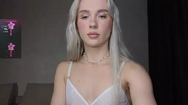 KittenFang from StripChat is Freechat