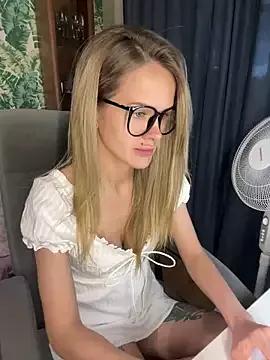Discover our girls online shows and discover the company of countless livestreamers, with stunning shapes, sex toys and more.