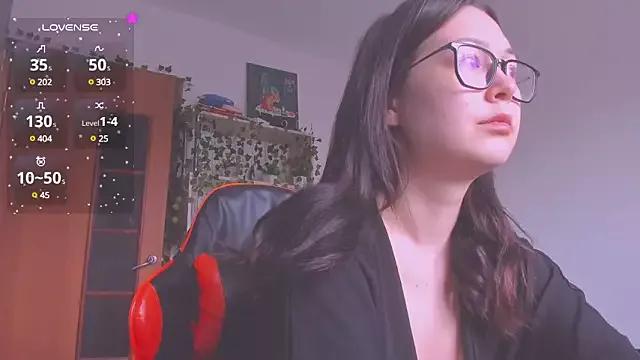 Discover our girls online shows and discover the company of countless livestreamers, with stunning shapes, sex toys and more.