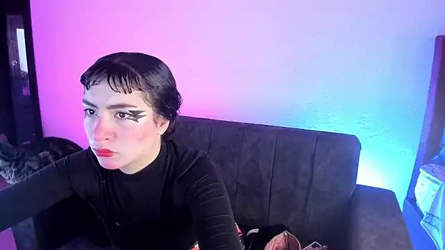 Discover our girls online shows and discover the company of countless livestreamers, with stunning shapes, sex toys and more.