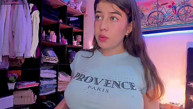 Discover our girls online shows and discover the company of countless livestreamers, with stunning shapes, sex toys and more.