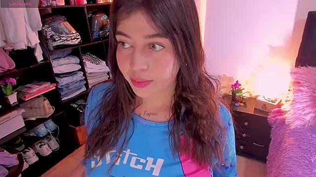 Discover our girls online shows and discover the company of countless livestreamers, with stunning shapes, sex toys and more.