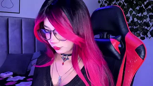 Discover our girls online shows and discover the company of countless livestreamers, with stunning shapes, sex toys and more.