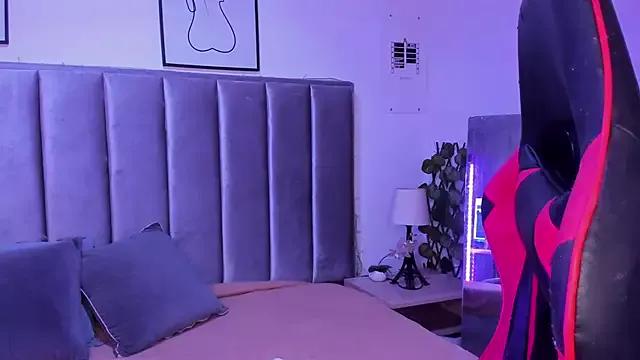 Discover our girls online shows and discover the company of countless livestreamers, with stunning shapes, sex toys and more.