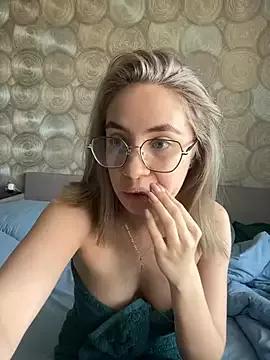 Discover our girls online shows and discover the company of countless livestreamers, with stunning shapes, sex toys and more.