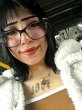 Discover our girls online shows and discover the company of countless livestreamers, with stunning shapes, sex toys and more.