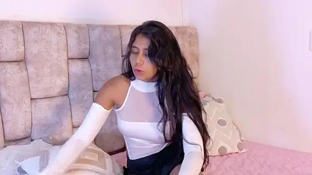 Discover our girls online shows and discover the company of countless livestreamers, with stunning shapes, sex toys and more.