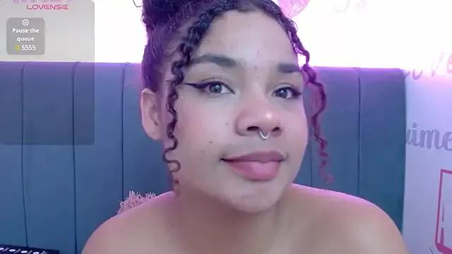 Discover our girls online shows and discover the company of countless livestreamers, with stunning shapes, sex toys and more.