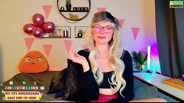 Discover our girls online shows and discover the company of countless livestreamers, with stunning shapes, sex toys and more.