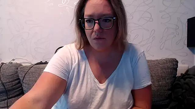 Discover our girls online shows and discover the company of countless livestreamers, with stunning shapes, sex toys and more.