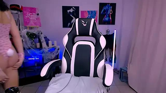 Discover our girls online shows and discover the company of countless livestreamers, with stunning shapes, sex toys and more.