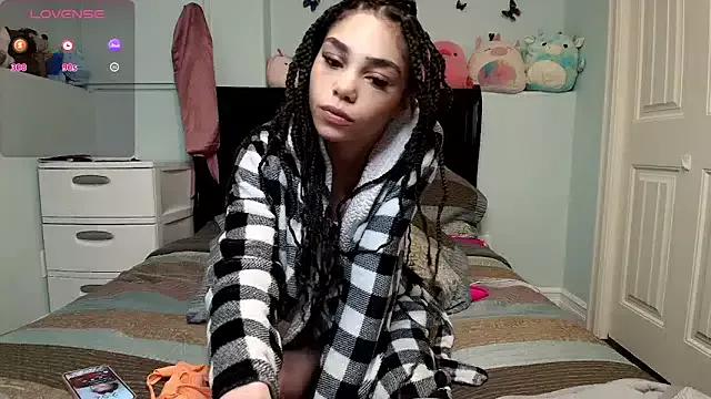 Discover our girls online shows and discover the company of countless livestreamers, with stunning shapes, sex toys and more.