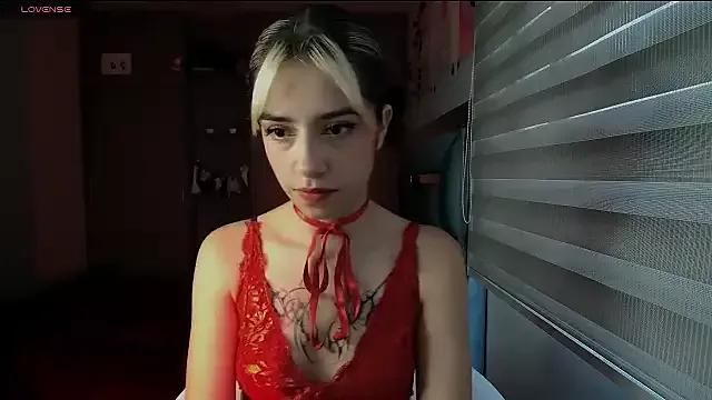 Discover our girls online shows and discover the company of countless livestreamers, with stunning shapes, sex toys and more.